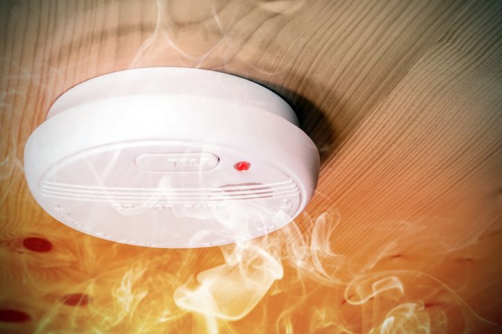 Smoke detector and smoke Smoke detector and smoke