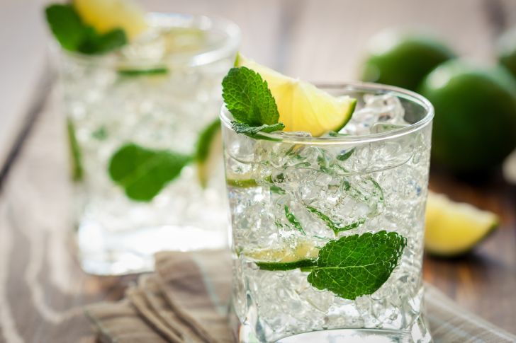 A mojito with plenty of ice