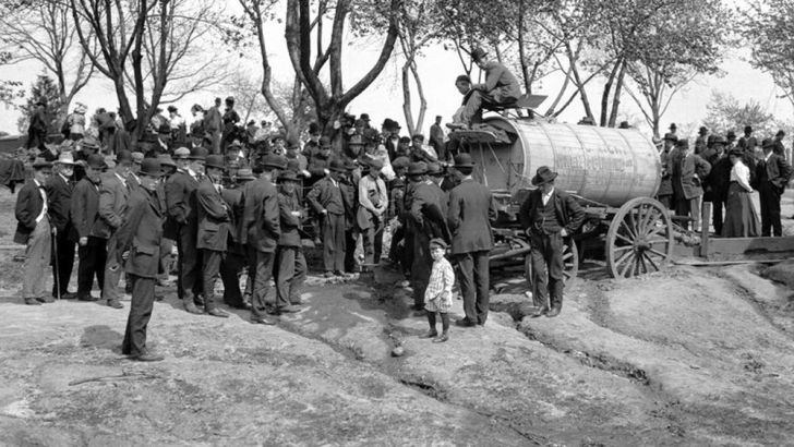 A crowd gathering to watch the exhumations on the Gunness property