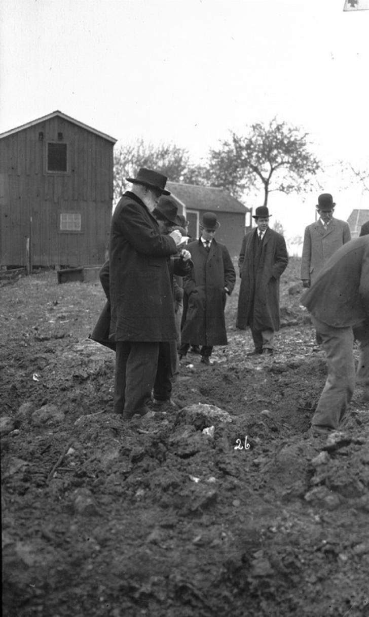 Investigators digging up bodies on Belle Gunness's property