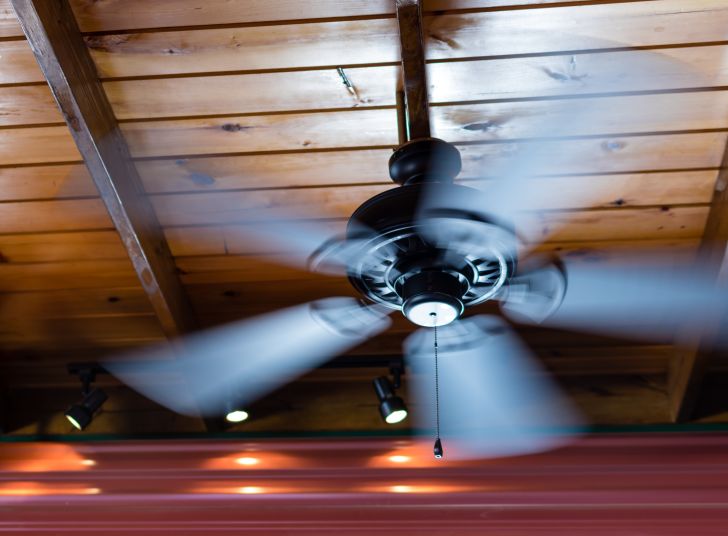 Ceiling fan with spinning blades Ceiling fan with spinning blades