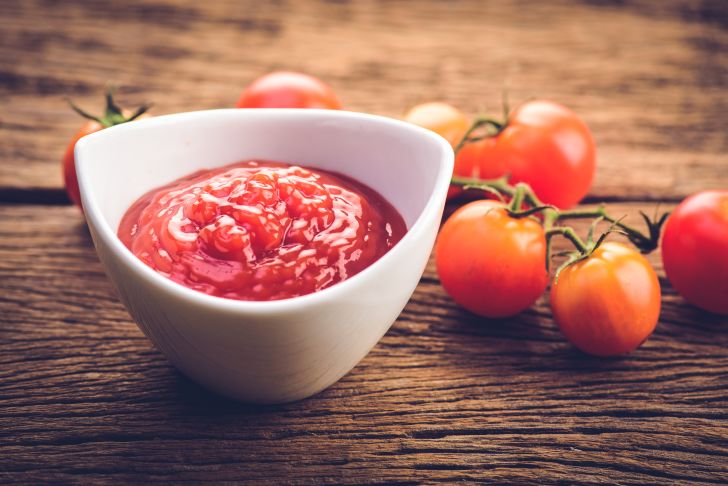 image of a bowl of ketchup next to some tomatoes