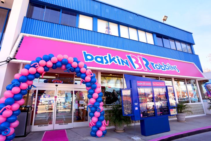image of the balloons outside a Baskin Robbins restaurant celebrating its 70th anniversary