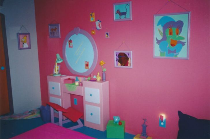 A dresser sits in a replica of Lisa Simpson's bedroom