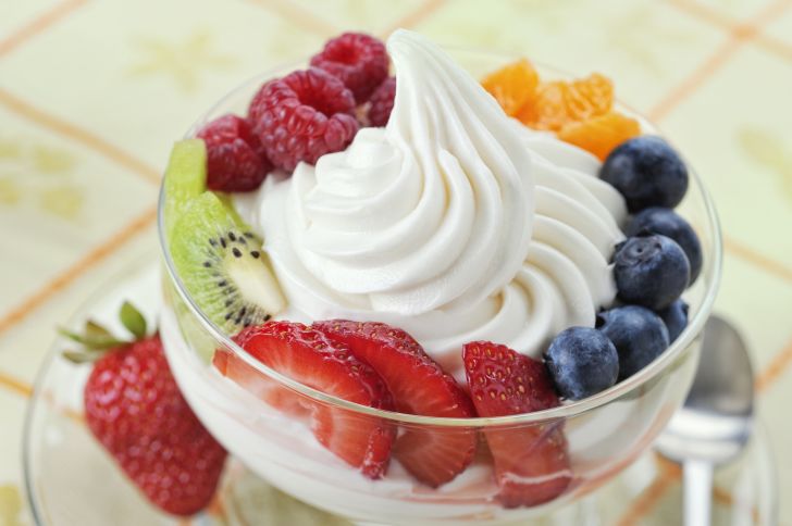 image of a bowl of frozen yogurt and fruit