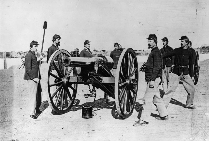 Union troops with a field gun during the American Civil War.