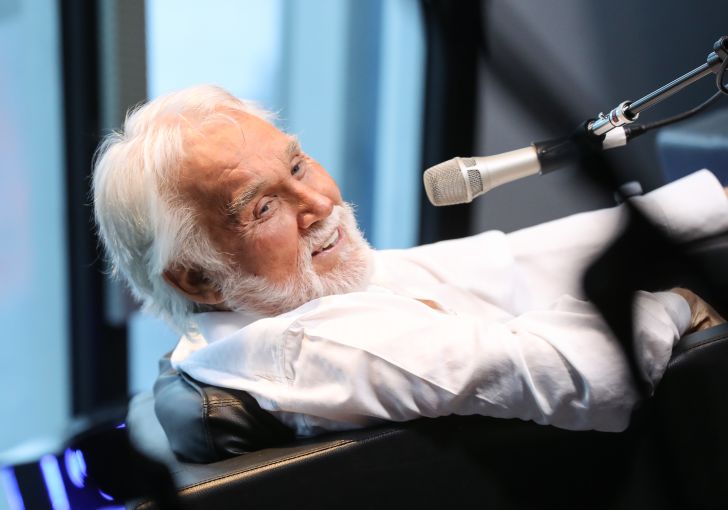 Image of Kenny Rogers, a country singer and fast food chicken afficiando