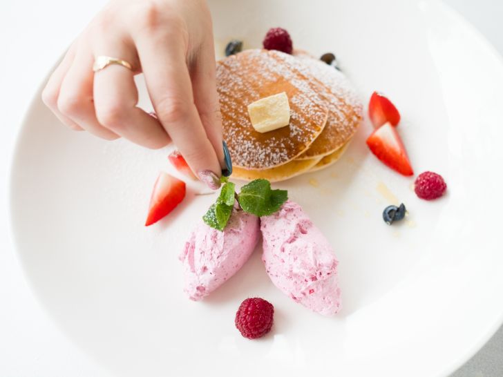 hand styling pancakes