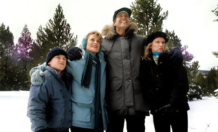 Johnny Galecki, Beverly D'Angelo, Chevy Chase, and Juliette Lewis in 'Christmas Vacation' (1989)